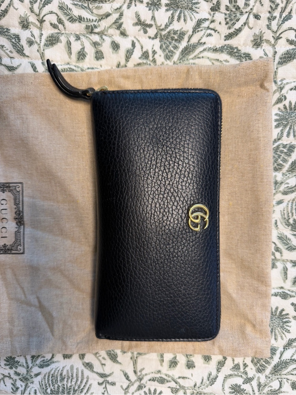 Gucci Black Pebbled Leather Zip Wallet with Gold Double G